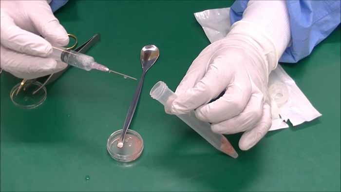減菌蒸留水3mlを入れます。