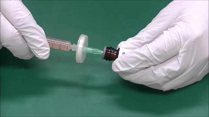 カプセル化試薬のキャップを開けて、アルコール綿でゴム栓の上を消毒し、破砕抗原液を注入します。