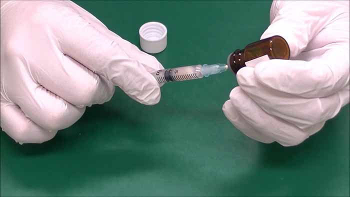 新しい針のついた注射用シリンジでカプセル化抗原溶液全量採取する。